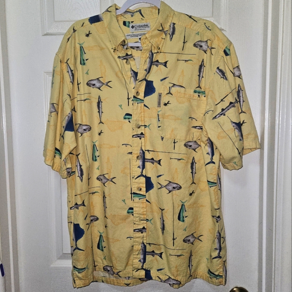 COLUMBIA River Lodge Men’s M Short Sleeve Button Up Shirt Yellow Fish Design